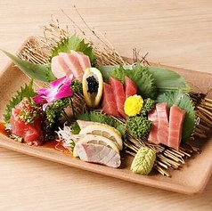 漁港直送！新鮮魚介を使用した刺身盛り合わせ