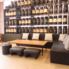 2名様から大人数でのご利用まで幅広くご利用いただけるソファー席です(電源有)