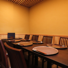 ゆったりとお座りいただけるテーブル席となっております。結合することで大人数でもご利用いただけるため、会社やご家族でのお集まりなどにもご利用いただけます。