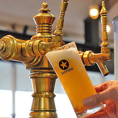 生ビールを一気に注ぎ切る匠の技。