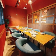 シンプルなインテリアとゆったり座れるベンチシート☆