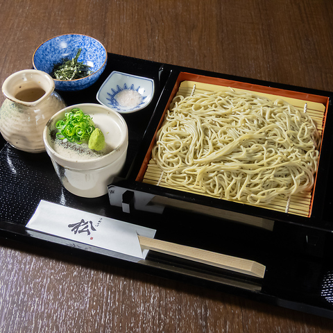 『医食同源』の理念を大切に、十割そばや旬の食材を使った和料理をご提供いたします。