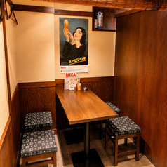 備長炭串屋 わたる 神戸三宮本店は、高架下ながら広々としたテーブル席を完備した開放的な空間が魅力。最大規模の宴会にも対応可能で、大人数での飲み会や打ち上げに最適空間です。活気あふれる雰囲気の中、こだわりの炭火串焼きを囲んで賑やかなひとときをお過ごしください。