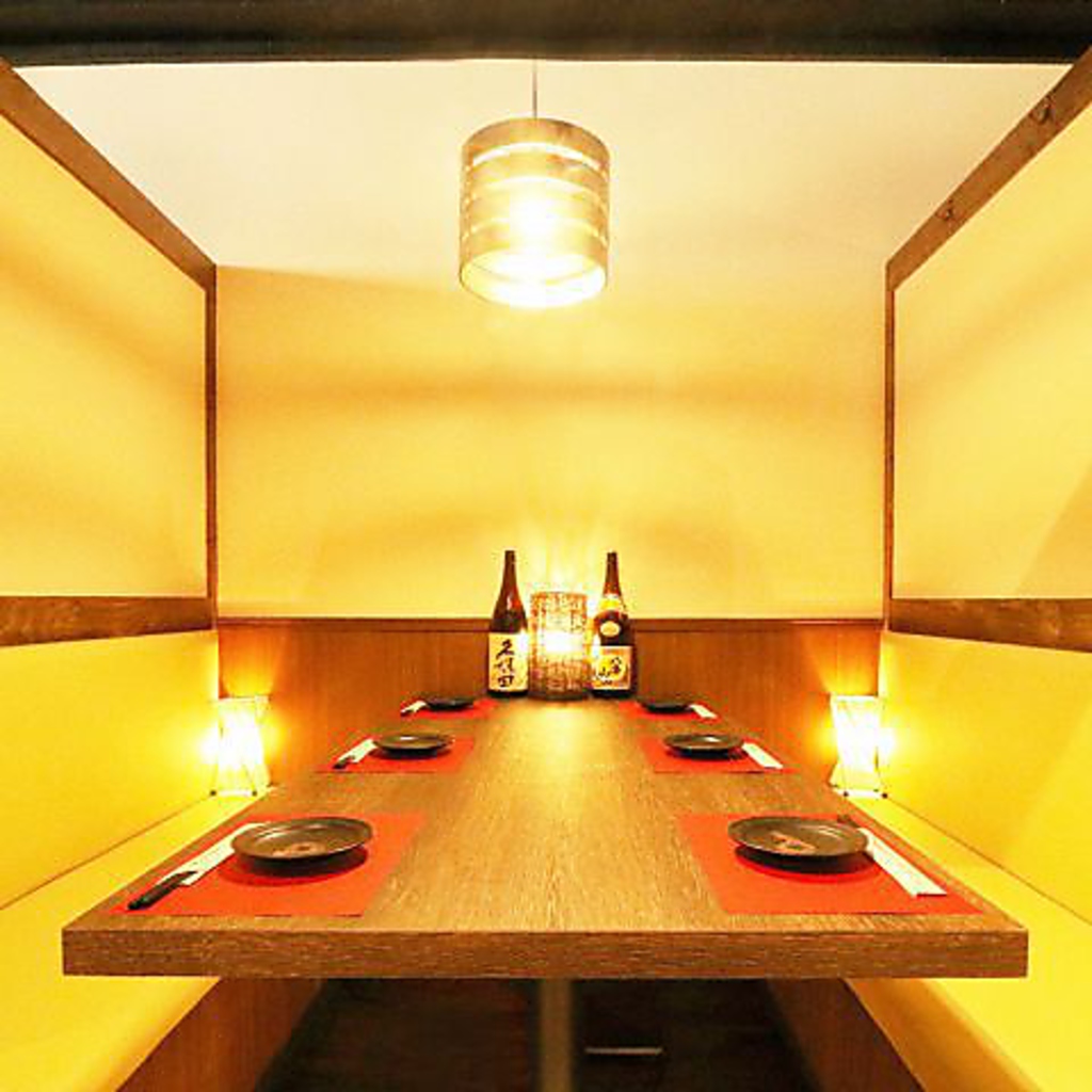 窮屈感の無いテーブル席！煌びやかに輝くネオンをアテに美味しい食事と銘酒の数々をお楽しみ下さい！