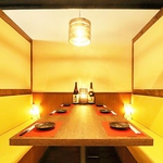 窮屈感の無いテーブル席！煌びやかに輝くネオンをアテに美味しい食事と銘酒の数々をお楽しみ下さい！