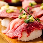 炙り肉寿司はとろける食感をご堪能。付け合わせのワサビ・塩・ネギと共に、お召し上がりください。