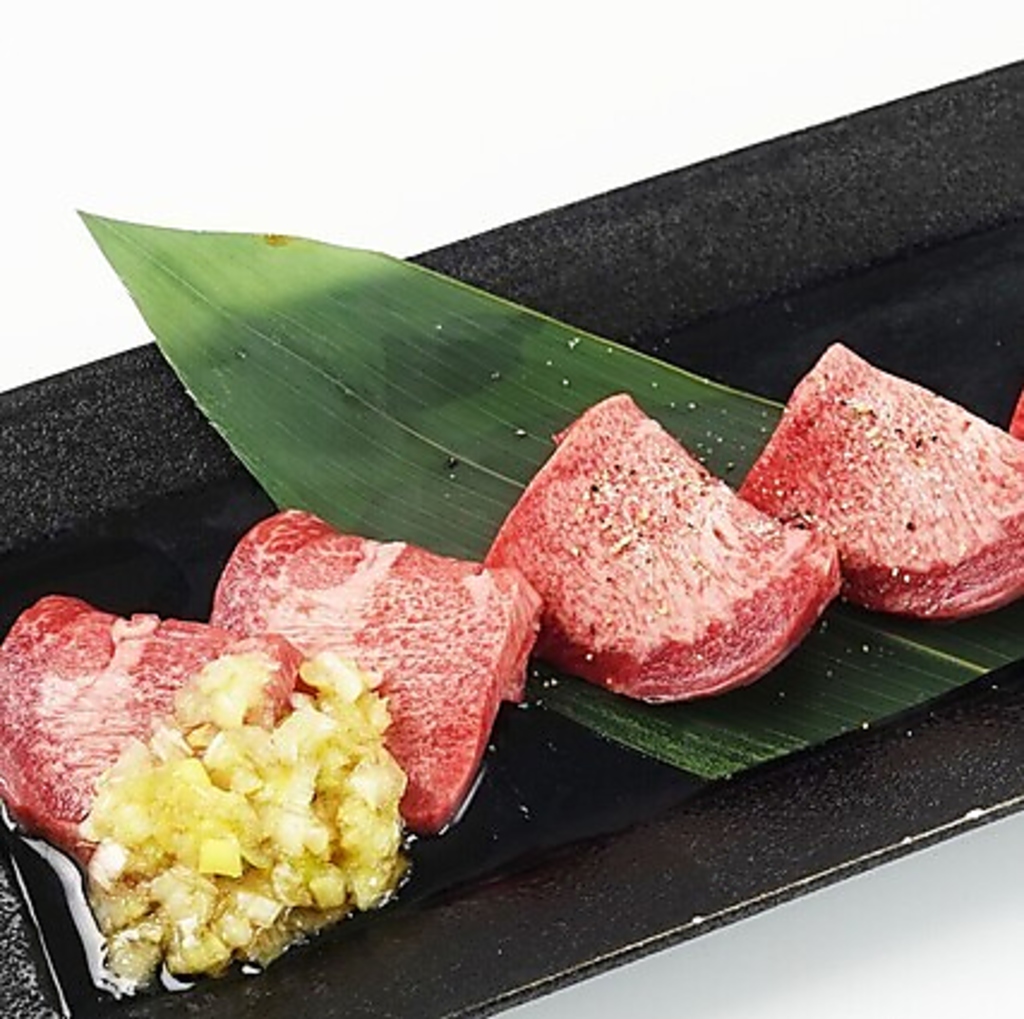 お得なタン3色盛！ネギ塩・塩胡椒・ピリ辛の3つの味でお楽しみください◎