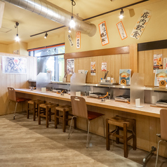 【1F】一人焼肉コーナー！お一人様でもお気軽にご利用頂けます。一人で黙々と食べたい方に大人気のお席になっております。会社帰りのサク飲みや休みの日のお食事に是非ご利用ください。