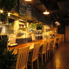 お一人様でのサク飲みはもちろん、横並びで会話を楽しめるデートにも最適なお席です。全10席の広々としたカウンターで、店主との会話やワインをゆっくりと楽しむ、大人の時間をお過ごしください◎