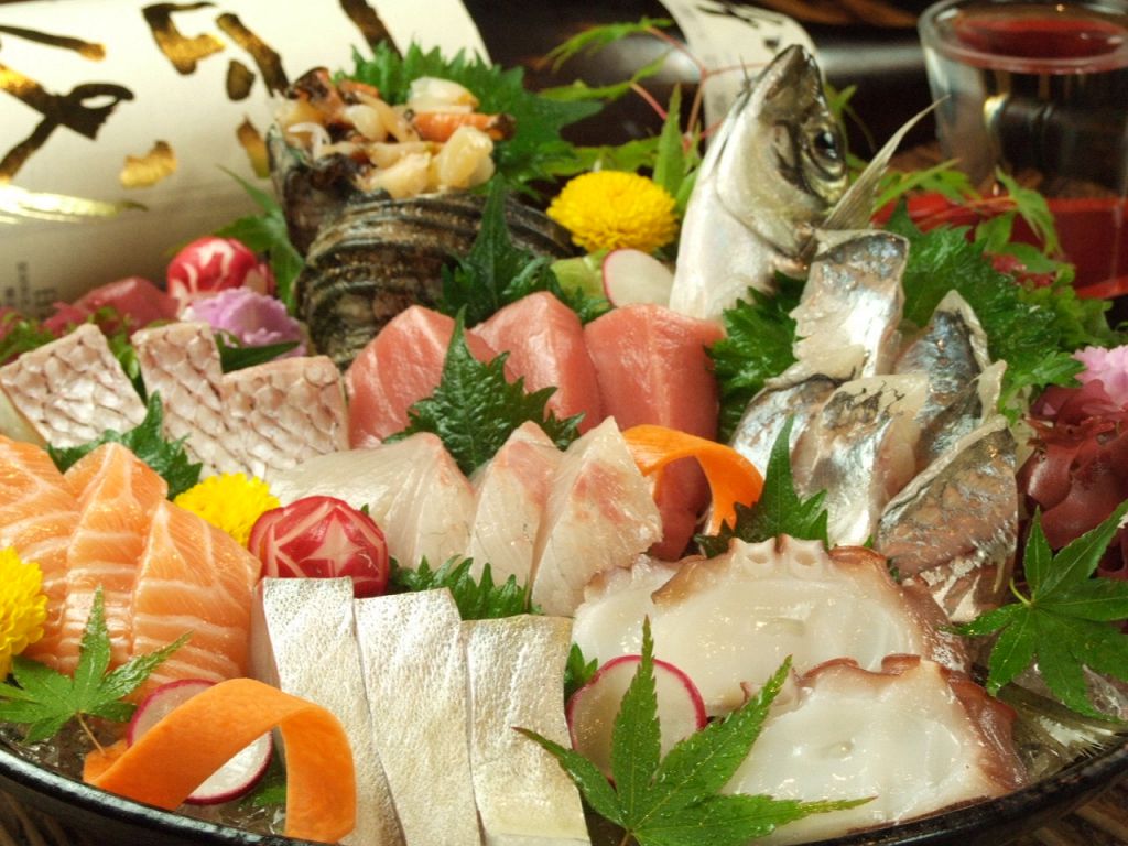 刺身豪快盛り合わせ2180円！新鮮ピチピチの旬魚が満載！その日一押しの魚介をお店でさばきます。