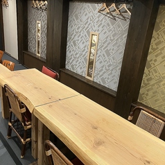 ビジネスの重要な会食や、お世話になった方をもてなす宴席にふさわしい上質なテーブル席。落ち着いた照明と洗練されたインテリアの中、それぞれの好みの食べ方で楽しんだり、気心の知れた方々と美味しいお肉をシェアしながら、賑やかで和やかな時間を過ごすのにぴったりの特等席。贅沢な大人の美食夜会を演出します。