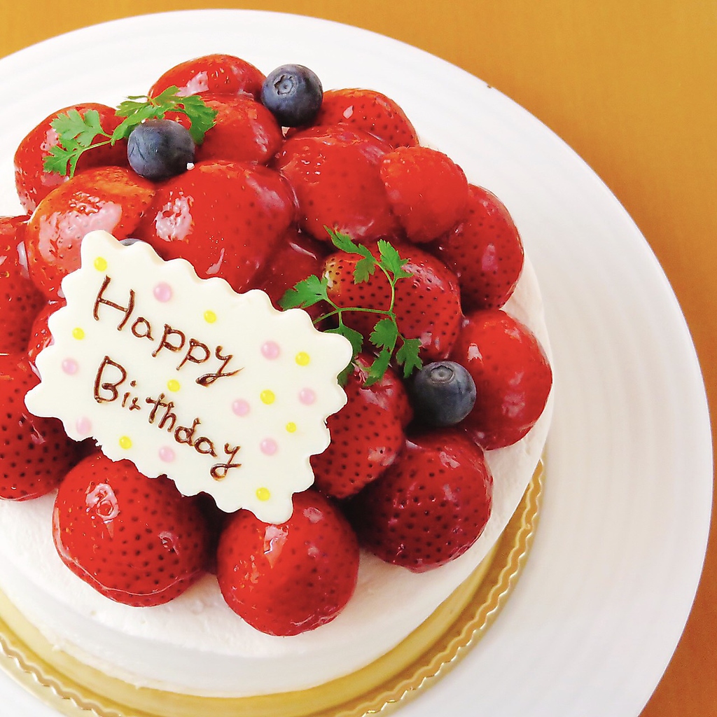 専属パティシェ手作りの特製ホールケーキ付き♪主役に内緒でサプライズ♪メッセージも付けられます★
