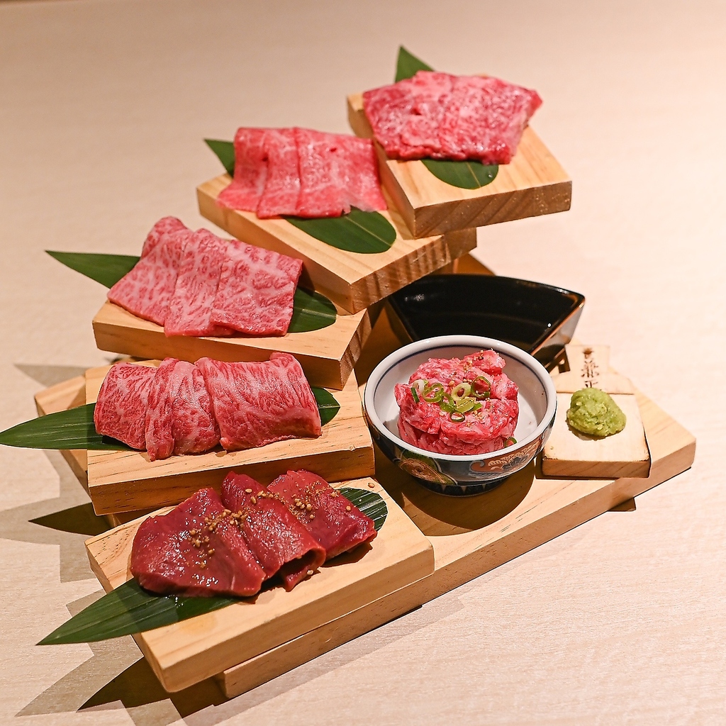 黒毛和牛や生肉を使用した逸品料理など『もう食えません！』となるまでお出しする喰切スタイル