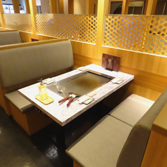 【BOX席を完備】1名様～ご利用可能なBOX席をご用意！もんじゃとお好み焼きは、スタッフが目の前で基本焼きます！プロのスタッフが美味しく作りますので、初めての人も安心してご利用いただけます！作り方も丁寧に説明いたしますので、おかわりはご自身で焼くことも楽しめちゃいます！