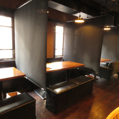 少人数の女子会やご友人との会食にぴったりの4名様席。テーブルごとに仕切りがあるため、半個室のようなプライベート感を楽しめるのが魅力です。人数に応じて2名から30名以上まで柔軟に対応可能です。なお、完全な扉付きの個室や、座敷、掘りごたつ、ソファー席、テラス席はご用意がありません。