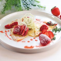 苺とピスタチオアイスのクレープ