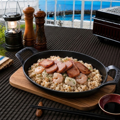 スパムとシーフードの熱々鉄板ガーリックライス
