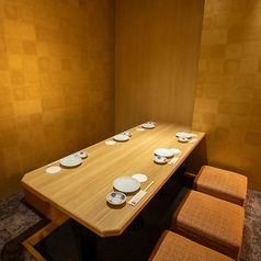 【6名様用 掘りごたつ式完全個室】女子会や合コン、ご家族でのご利用にオススメの完全個室です。四条河原町店は完全個室による全席禁煙席でのご案内となりますので、煙草の苦手な方やお子様連れの方も安心してご利用いただける個室居酒屋です。お席の配慮もいたしますので、お気軽にご相談ください。