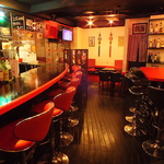 まるでお洒落なバル！？K-POPが流れる店内♪どの角度でもＤＶＤが楽しめちゃうよ!!