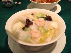 海鮮入り塩味スープ麺（海鮮湯麺）