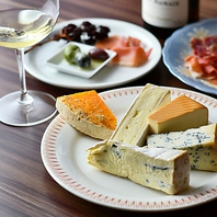 厳選した自慢の“チーズ”ワイン好きの方にも絶賛です