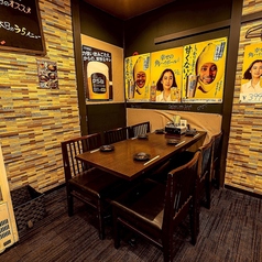 【半個室席】使い勝手の良い半個室タイプのお席をご用意しており、周囲を気にせずプライベート感を大切にしたい方に最適です。宴会や誕生日など、特別なシーンにもぴったり。友人やご家族との大切な時間をゆったりとお楽しみいただけます。大切なイベントや特別な日を、ぜひ当店で素敵なひとときにしてください。