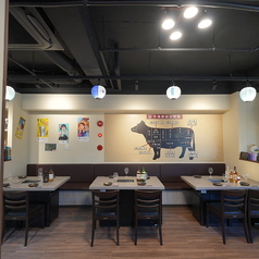 ゆったりとしたソファ席を用意しております。壁には牛肉の部位図があり、お肉について学びながら楽しく焼肉を味わえます。ご友人やご家族と、落ち着いた雰囲気の中で美味しいお肉をお楽しみください。