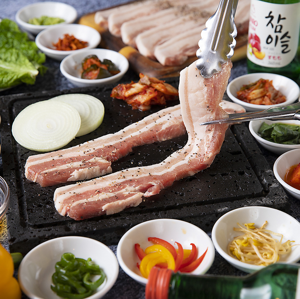 極厚の豚肉を使用した食べ応え満点のサムギョプサルです