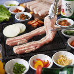 極厚の豚肉を使用した食べ応え満点のサムギョプサルです