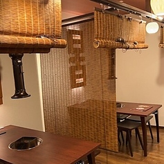 仕切りで半個室のように利用できるテーブル席は、周りを気にせず食事を楽しみたいグループに人気です。大切な接待や、女子会など、プライベートな空間で心ゆくまで語り合える環境をご提供いたします。