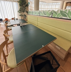 ゆっくり過ごせるソファー席。小さなお子様にも安心です。