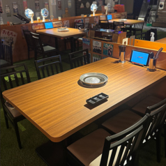 レトログッズに囲まれて賑やかな空間の6名様テーブル♪