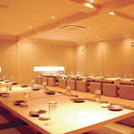 【最大70名の宴会個室】上質な空間に仕上げられた宴会場。少人数宴会用にも仕切られます。