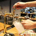 全卓に設置された専用サーバーで待ち時間なく、何杯でも !