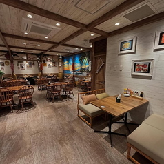 ハワイの気分を感じるインテリアで作られた店内で、お洒落にランチやディナーを。フロア貸切25名様～45名様迄ご利用いただけます。