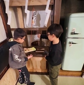 貸切(ばけばけ)部屋は、1階からコチラの古井戸を使って2階に料理を配膳します。当店名物のお子様も大喜びの設備となっています。