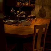 目の前で調理シーンが見られるライブ感満載のカウンター席です。お席のみのご予約も承っておりますので当店までお気軽にお問い合わせください。当店自慢の割烹料理と共に洗練された落ち着いた雰囲気の和空間でお寛ぎください。