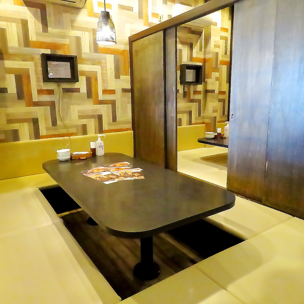 掘りごたつ席、フラット席の完全個室がございます。扉を開いて繋げると20名まで着席可能。