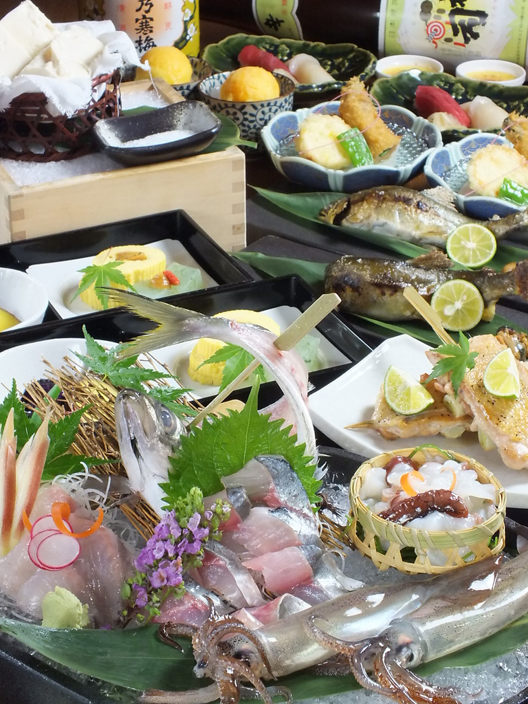 料理9品飲み放題付きコースがクーポンで500円引きになります。