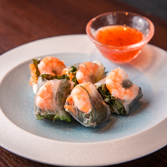 海老とクリームチーズの生春巻き(スイートチリソース)の写真