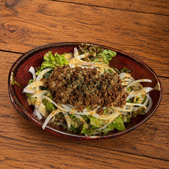 牛タンそぼろの胡麻ドレサラダ