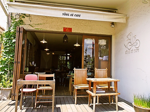 木や布のぬくもりが心地よいインテリア。観光客でにぎわう鎌倉発のアジアン・カフェ。