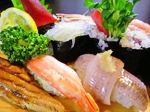 西浦漁港で水揚げされた海の幸を使ったお手頃な本格寿司。活気のある人気店。