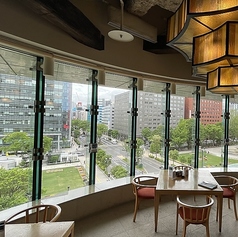 最大12名様までご一緒に♪開放感のある店内☆札幌大通を見渡せるゆったりテーブル/イス席。お昼は気持ち良い爽快感♪夜は綺麗な夜景を☆お仲間うちでの飲み会やご宴会に最適。【羅臼：2名様～12名様用】札幌/札駅/大通り/和食/海鮮/炉端/寿司/飲み放題/カニ/いくら/ホタテ/個室/接待/デート