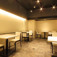 【落ち着いた照明が温かい印象】会社の接待やデートにもご利用いただける少人数の落ち着いた個室空間もご用意しております。プライベート感重視の個室ですので、周りを気にせずゆったりお過ごしください。新感覚なコースをご用意しておりますので、お客様に合ったプランでお楽しみください！2～10名様でご利用可能です。