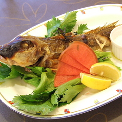 市場からその日獲れたての魚をセレクト!内容はスタッフにお尋ねください。