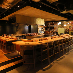 どんな座席からでも火入れの工程を楽しめる空間づくりが大きな魅力。会社の飲み会や友人が集まる女子会など、シーンを選ばずにご利用いただけます。炎を囲みながら会話に花を咲かせてみては。