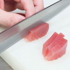 新鮮鮮魚を職人が捌きます