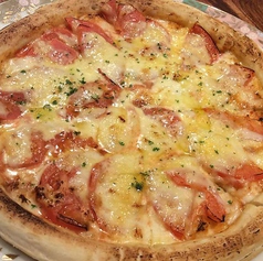 トマトとモッツァレラチーズのピザ