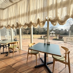 中庭を見ながらのお食事も大人気♪